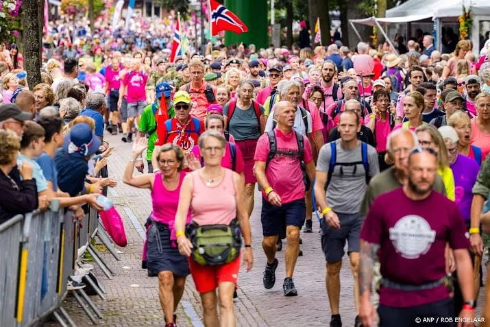 grote roze drukte bij binnenkomst vierdaagselopers nijmegen