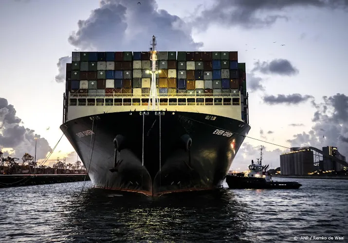 grote schepen aan stekker voor groene energie in haven rotterdam
