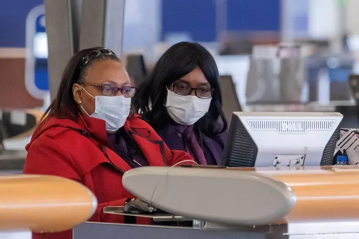 grote vliegmaatschappijen vs laten passagiers mondmaskers dragen