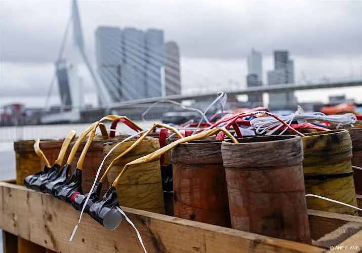 grote vuurwerkshows gaan ondanks harde wind vooralsnog door