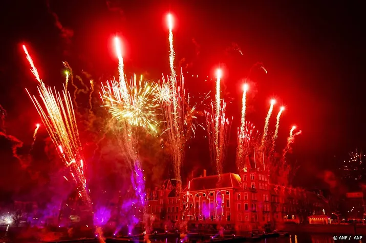 grote vuurwerkshows in meerdere steden ondanks regen en wind