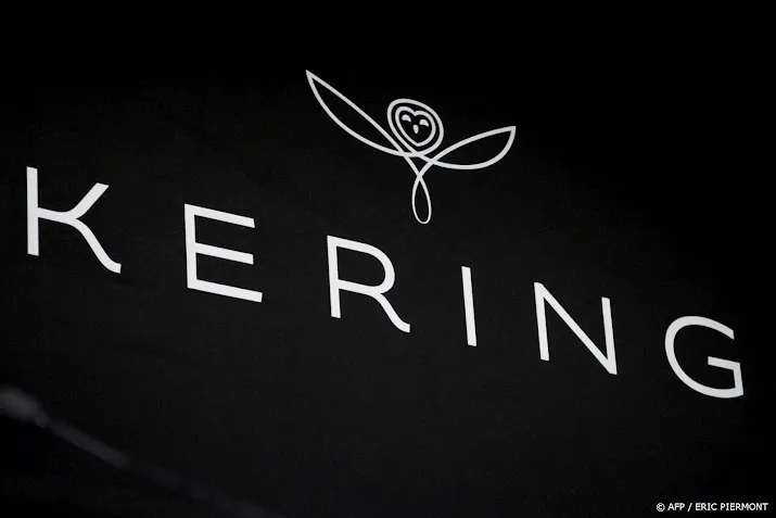 gucci moeder kering lijft modehuis valentino voor 30 procent in