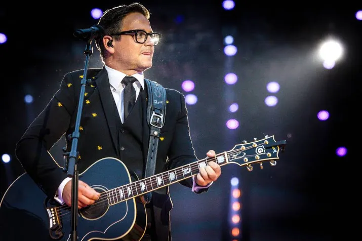 guus meeuwis geeft kinderconcert in stadion