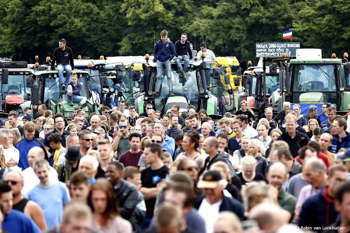haagse burgemeester houdt legermaterieel paraat bij protesten