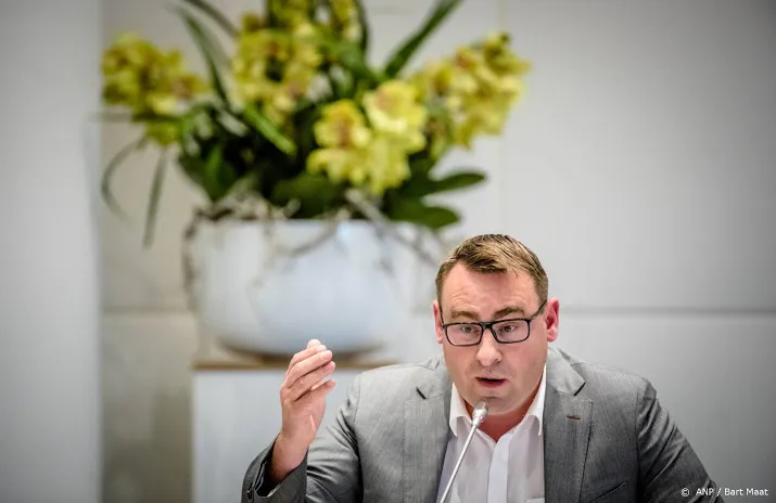 haagse held de mos wankelt op voetstuk