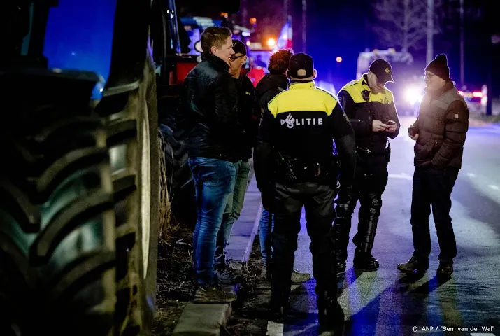 haagse politie bekeurt boeren die met tractor op snelweg reden