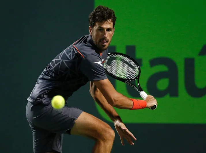 haase onderuit op gravel in marrakech