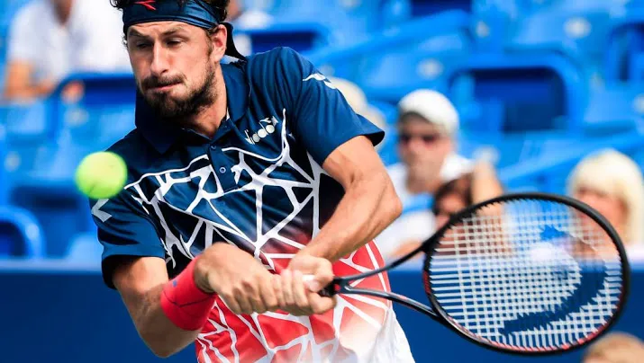 haase verrast zverev in cincinnati