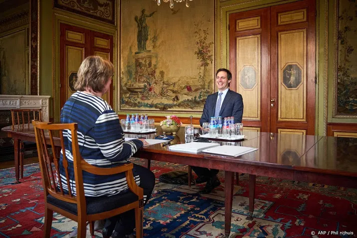 hamer praat door met partijen hoekstra schuift twee keer aan