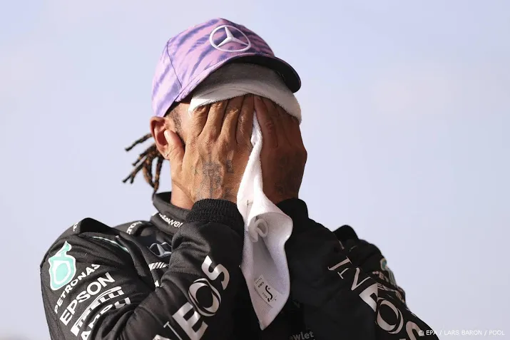 hamilton draagt zege op aan britse fans op silverstone