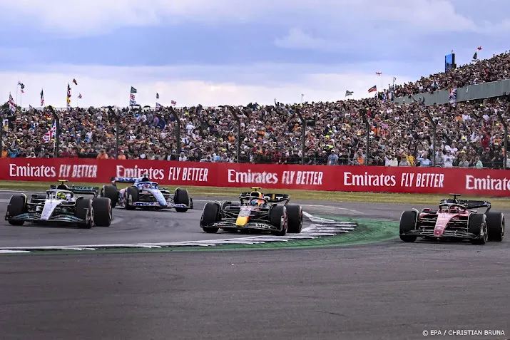 hamilton en perez karten op silverstone formule 1 op zijn best
