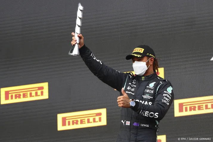 hamilton herstelt zich snel van zeldzame fout
