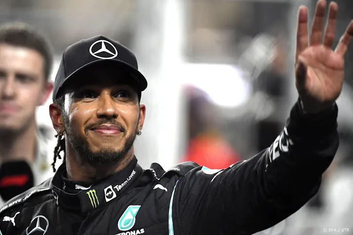 hamilton maakt einde aan lange stilte en gaat door in formule 1