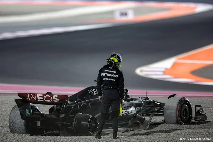 hamilton mogelijk zwaarder bestraft na oversteken baan in qatar