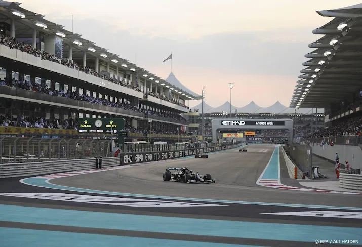 hamilton na eerste pitstops nog steeds voor verstappen