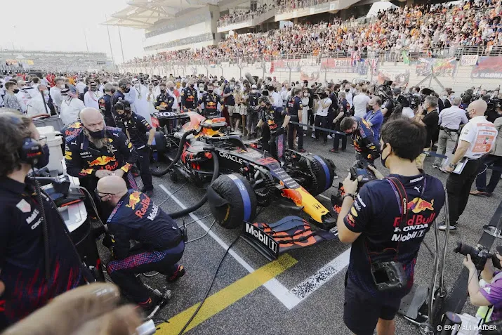 hamilton passeert verstappen bij start in abu dhabi