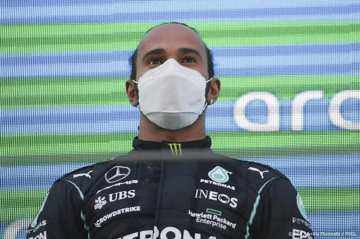 hamilton prijst strategie van het team na zege in gp spanje