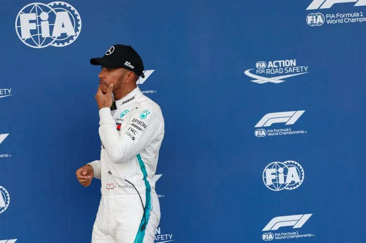 hamilton wint tumultueuze race azerbeidzjan