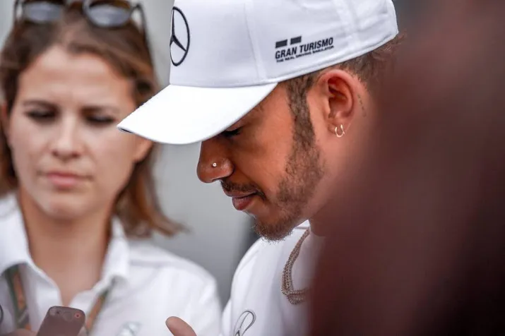 hamilton zegt sorry tegen verstappen