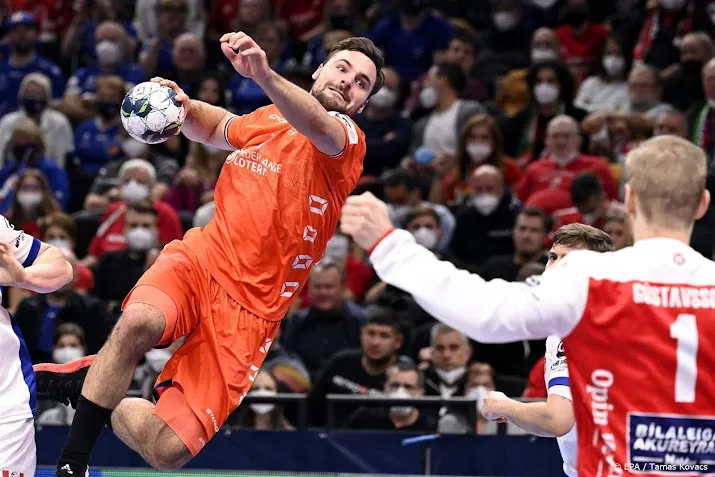 handballer baijens naast steins bij topclub paris saint germain