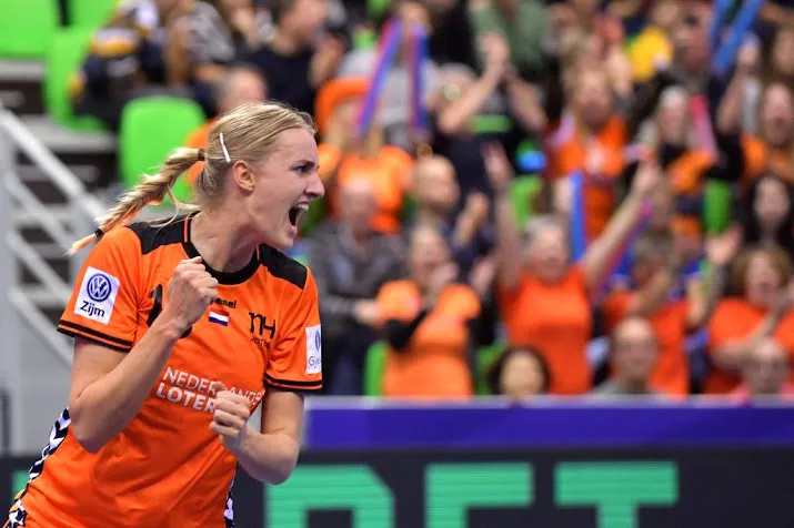 handbalsters door zege op spanje verder op ek