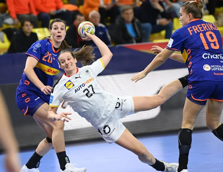 handbalsters lijden zware nederlaag tegen duitsland op ek