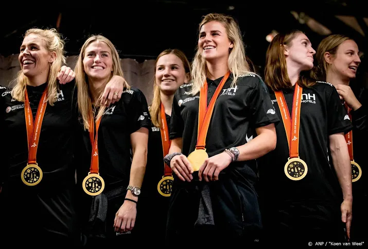 handbalsters met kampioensploeg tegen spanje