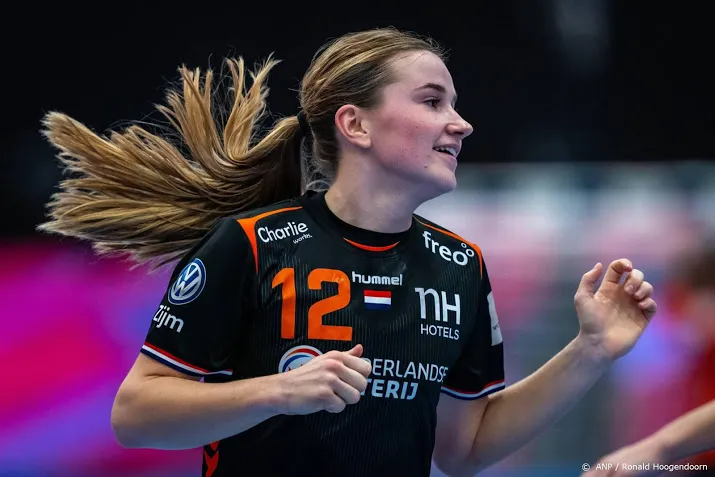 handbalsters oefenen in april in en tegen kroatie