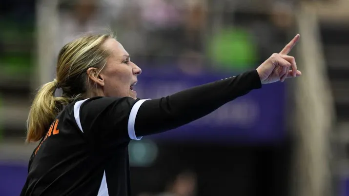 handbalsters ruiken weer aan medaille