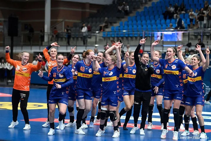 handbalsters vieren met twee drankjes plaatsing voor parijs