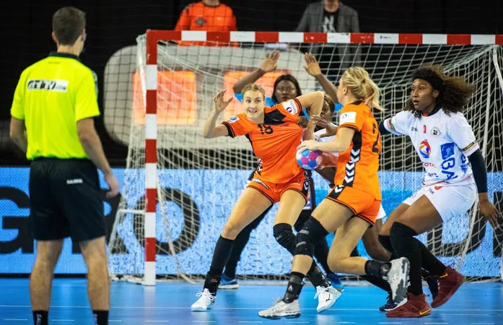 handbalsters winnen uitzwaaiwedstrijd