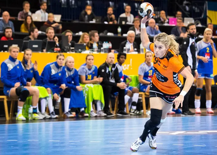 handbalsters zwaaien uit tegen angola