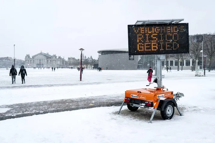 handjevol demonstranten op ijskoud museumplein