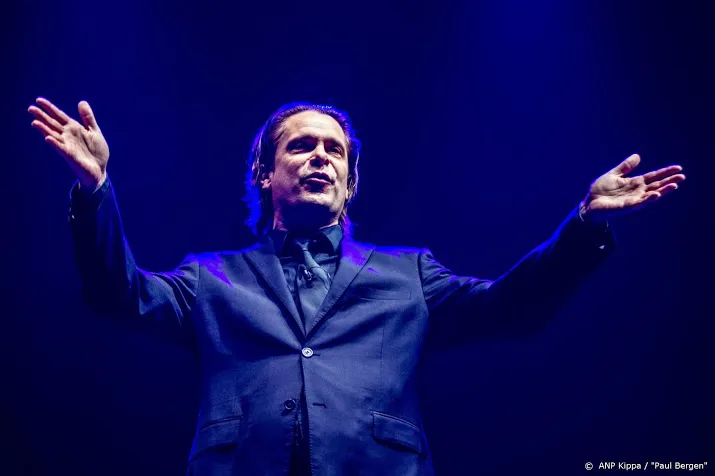 hans teeuwen gaat na vier jaar weer theater in