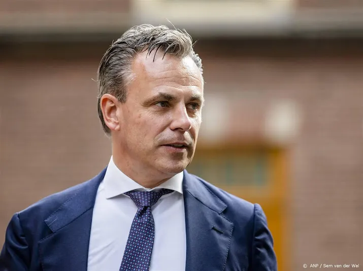 harbers dankt diensten die helpen rond brandend vrachtschip