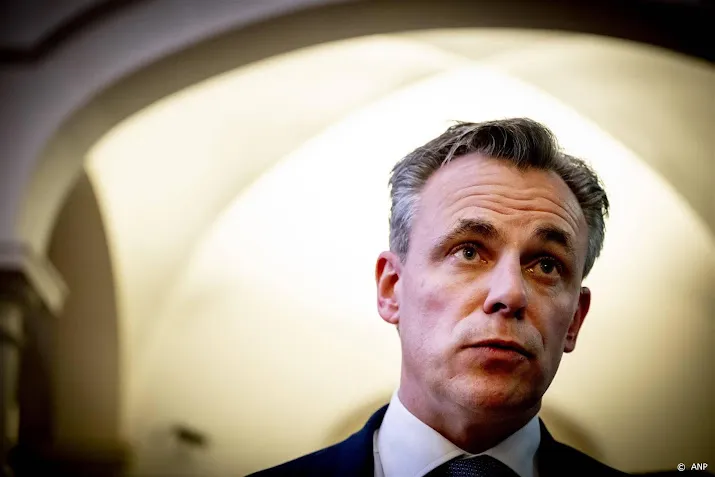 harbers in beroep tegen uitspraak over krimp schiphol