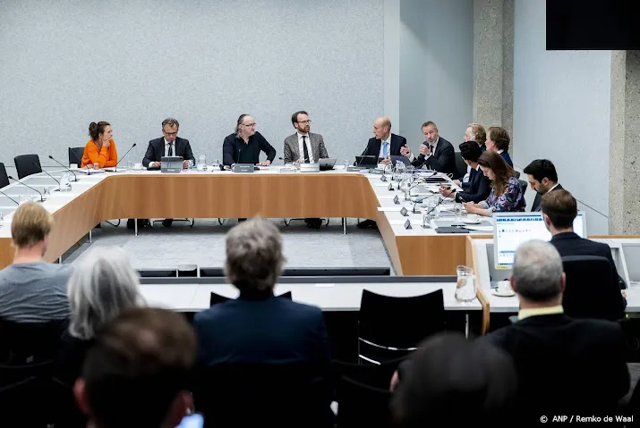harbers kan vliegmaatschappijen niet dwingen schiphol te mijden