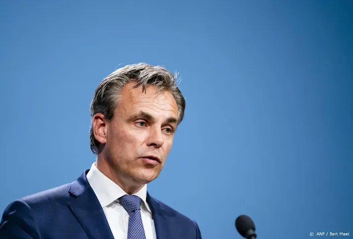 harbers langere beperkingen op schiphol buitengewoon vervelend