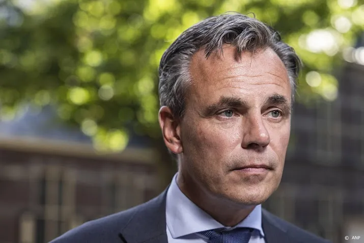 harbers roept vakbonden niet te staken tijdens overleg met ns