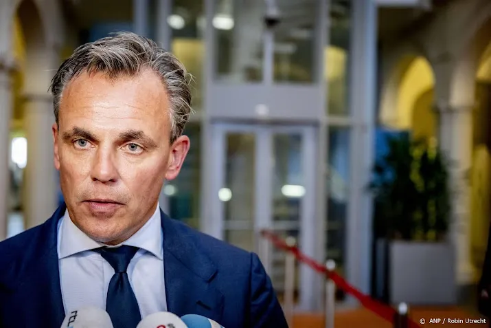 harbers schort krimpplan schiphol voorlopig op