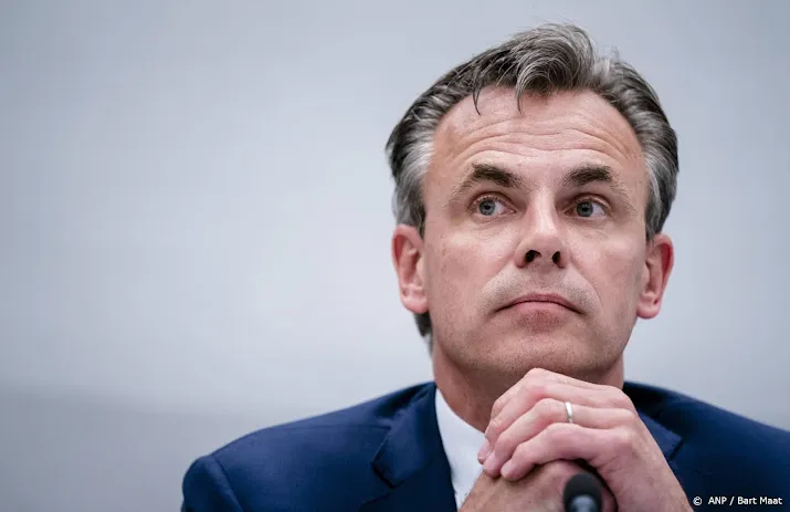 harbers tegen schiphol en maatschappijen neem onzekerheid weg