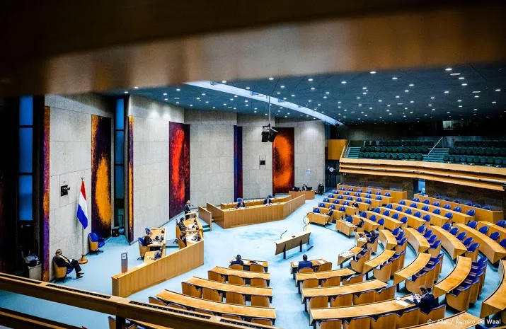 harde kritiek uit kamer over late start inenting in nederland