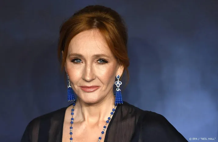 harry potter auteur rowling geeft prijs terug na transrel