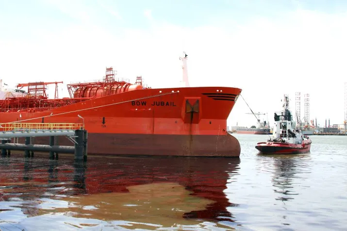 havenbedrijf vervangt oevers haven rotterdam