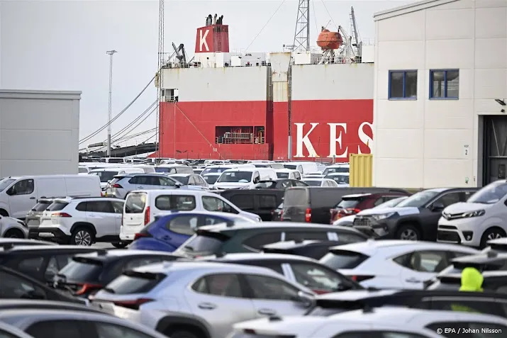 havenmedewerkers blokkeren laden en lossen tesla autos in zweden