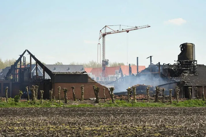 hazerswoude ruimt asbest op na grote stalbrand