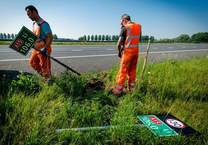 hectometerpaaltjes in lente weer fier overeind