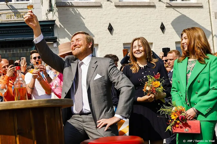 heel erg druk in maastricht tijdens koningsdag sfeer is goed