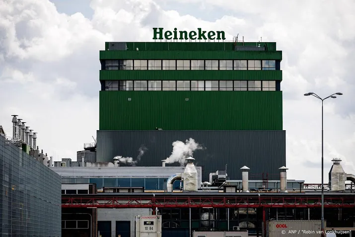 heineken gaat gebukt onder coronacrisis top levert salaris in