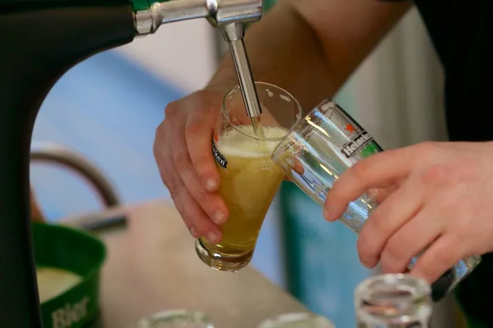 heineken trekt portemonnee voor britse pubs